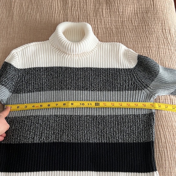 Sweaters - Picture 5 of 9